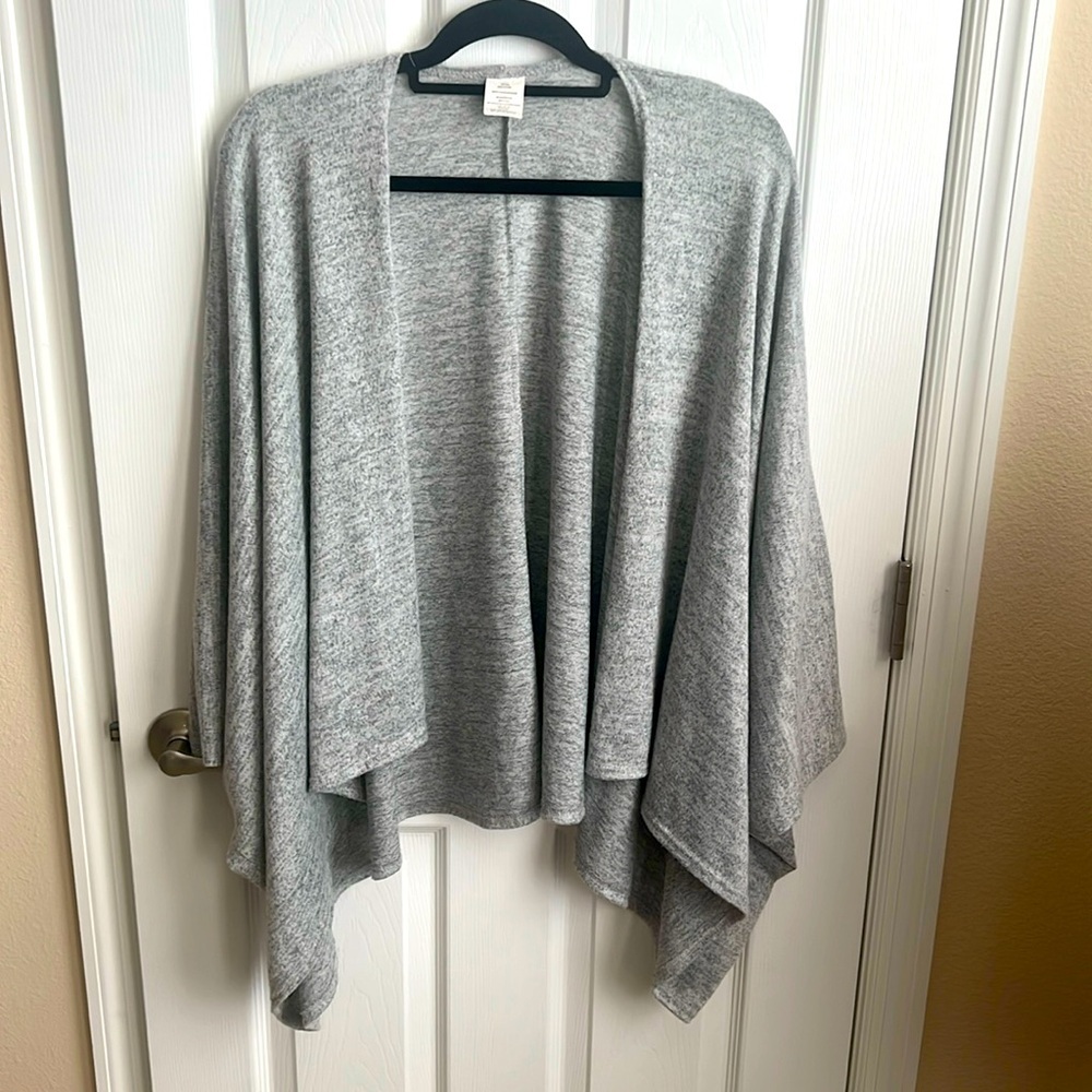 Ladies one size soft gray poncho/kimono‎